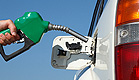 פיית תדלוק ירוקה ליד אוטו לבן (צילום: istockphoto)