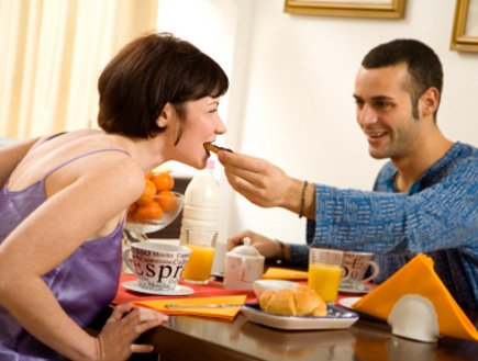 גבר מאכיל את אשתו בארוחת הבוקר (צילום: diego cervo, Istock)