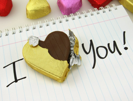 פתק אני אוהב אותך עם שוקולד לב (צילום: Murat Giray Kaya, Istock)