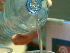 בקבוק מים מינרליים נמזג לכוס (תמונת AVI: עדי רם, חדשות)