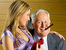 צעירה, סיגר, וגבר מבוגר (צילום: istockphoto)