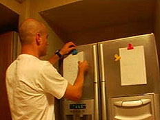 ליאור תולה מכתב על המקרר (תמונת AVI: עדי רם,  תחרות מתכוני השוקולד של עלית)
