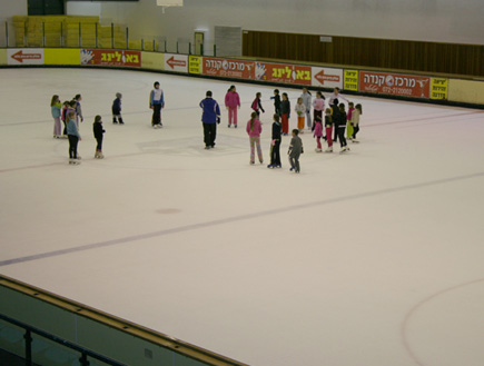 ילדים מחליקים על הקרח במרכז קנדה במטולה (צילום: עדי רם)