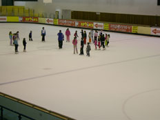 ילדים מחליקים על הקרח במרכז קנדה במטולה (צילום: עדי רם)