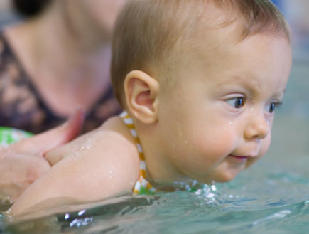 תינוק צף במים כשמדריכה תומכת בו מהצדדים (צילום: Brian McEntire, Istock)