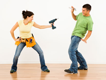 זוג צעיר משחק במלחמת כלי עבודה במהלך שיפוץ (צילום: iofoto, Istock)
