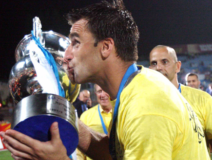 טברטקו קאלה מנשק את גביע המדינה (צילום: עודד קרני)