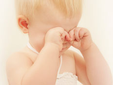 תינוק בוכה משפשף את עיניו (צילום: istockphoto)