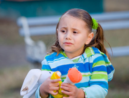 ילדה בצמות בוכה כשבידה בובה (צילום: Aldo Murillo, Istock)