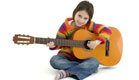ילדה מנגנת בגיטרה (צילום: xavigm, Istock)
