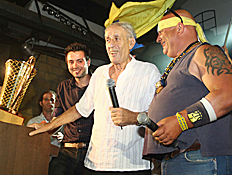 רלף קליין מוקף באוהדי מכבי תל אביב (צילום: עודד קרני)