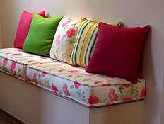 ספה פרחונית עם כריות (צילום: עדי רם)