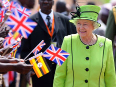 מלכת אנגליה בחליפה ירוקה לצד דגלוני בריטניה (צילום: רויטרס)