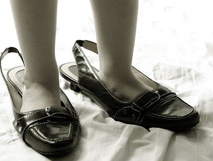 ילדה לובשת את נעלי אמה (צילום: Jane norton, Istock)