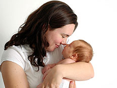 אמא מחזיקה את תינוקה (צילום: istockphoto)