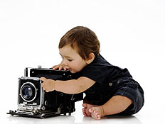 תינוק משחק עם מצלמה (צילום: istockphoto)