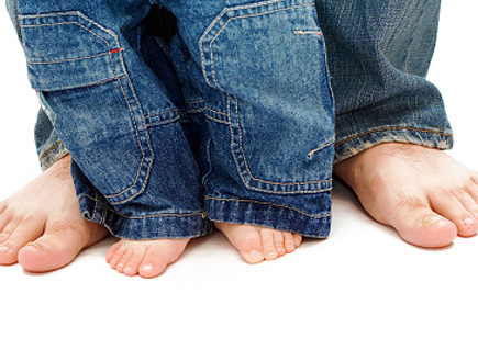 כפות רגלים של גבר וילד עם ג'ינס (צילום: istockphoto)