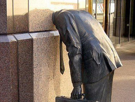פסל של איש שדופק את הראש בקיר (יח``צ: עדי רם)