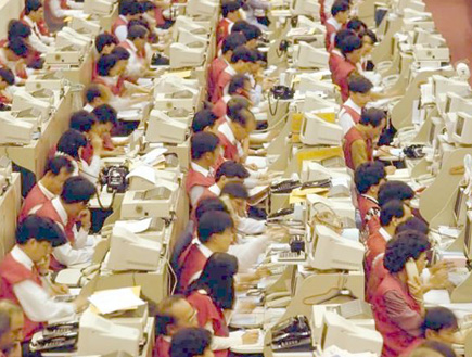 המון עובדים סינים מול מחשב