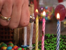 יד מדליקה נרות על עוגת יום הולדת (וידאו WMV: עדי רם)