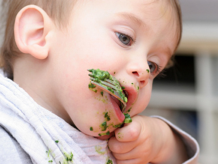 ילדון מתלכלך מהאכילה עם המזלג (צילום: kickers, Istock)