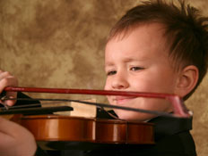 ילד מנגן בכינור (צילום: Mariya Bibikova, Istock)