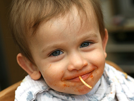ילד אוכל ספגטי מתלכלך ומחייך למצלמה (צילום: kickers, Istock)
