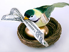 הציפור, ביצת הזהב והדולר שהיא מחזיקה בפיה (צילום: gotbaby, Istock)