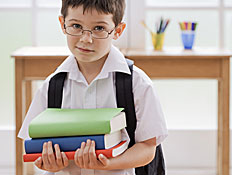 ילד מחזיק ספרים (צילום: jupiter images)