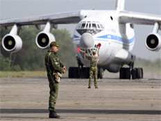 מטוס עם חיילים בשדה התעופה של גאורגיה (צילום: רויטרס)