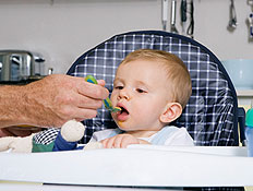 תינוק אוכל (צילום: jupiter images)