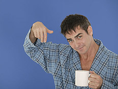 גבר עם קפה (יח``צ: jupiter images)