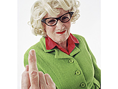 זקנה עושה אצבע משולשת (צילום: jupiter images)