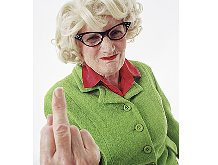זקנה עושה אצבע משולשת (צילום: jupiter images)