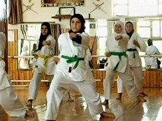 נערות ערביות לומדות קרטה (וידאו WMV: חדשות)