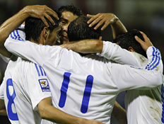 שחקני נבחרת יוון חוגגים (צילום: רויטרס)