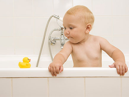 תינוק עומד באמבטיה (צילום: jupiter images)