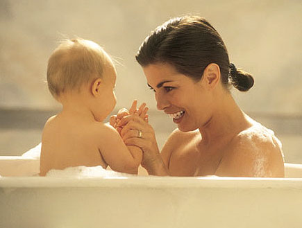 אמבטיה לתינוק ולאם (צילום: jupiter images)