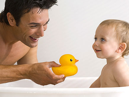 אמבטיה לתינוק (צילום: jupiter images)