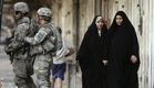 חיילים אמריקנים בעיראק, לידם עוברות 2 נשים מקומיות (צילום: אור גץ, רויטרס)