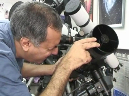 יגאל,מנהל מצפה הכוכבים בגבעתיים (צילום: אור גץ, חדשות)
