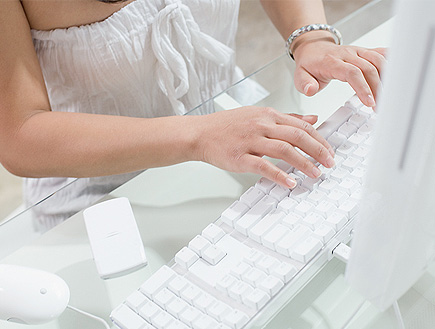 אישה בלבן מקלידה על מחשב (צילום: jupiter images)