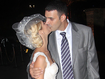ליהי אלון ובעלה בחתונתם מתנשקים (צילום: תומר וקנין)