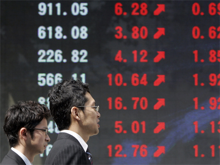 הבורסה בטוקיו לאחר הקריסה אתמול (צילום: רויטרס)