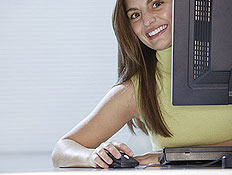 אישה מציצה בחיוך מבעד למסך המחשב שלך (צילום: jupiter images)