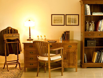 ריהוט עץ למשרד או לחדר של vastu (צילום: עדי רם)
