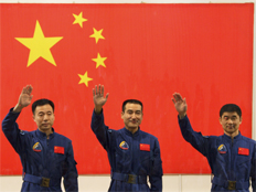 טאיקונאוטים סינים במסיבת עיתונאים (צילום: רויטרס)