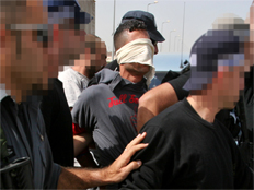 פלסטינאי נעצר על ידי שוטרים (צילום: רויטרס)