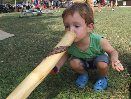 ילד בפסטיבל הדגג'רידו מנגן (צילום: איל שפירא)