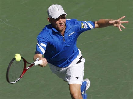דודי סלע, הטניסאי הישראלי חובט בכדור (צילום: רויטרס)
